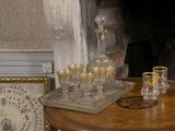une table sur laquelle sont posés un plateau et des verres, devant une cheminée