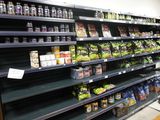 de nombreuses rayons de produits alimentaires et de boissons dans le magasin