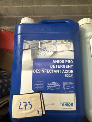 une photo montrant deux flacons en plastique de produit anti-nuisibles et un flacon en plastique muni d'une étiquette de prix