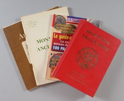 plusieurs livres sont empilés sur une table