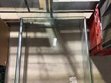 une table en verre avec un plateau en verre dans une pièce