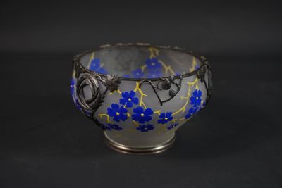 un petit bol bleu et blanc posé sur une surface noire