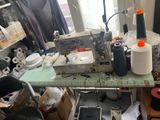 une machine à coudre posée sur une table dans une pièce