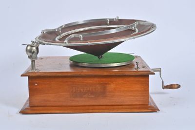 un support en bois sur lequel repose un objet en métal
