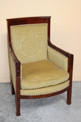 a chair that is sitting in the corner of a room