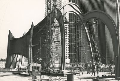 photo en noir et blanc montrant des ouvriers du bâtiment travaillant sur un grand chantier