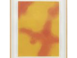 une peinture abstraite aux tons orange et jaune représentant un oiseau volant dans le ciel