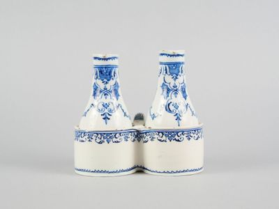 une paire de vases bleus et blancs empilés l'un sur l'autre