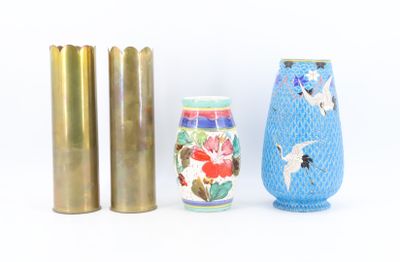trois vases placés l'un à côté de l'autre sur une table