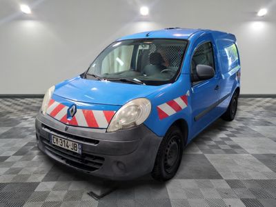 une camionnette bleue avec une bande rouge et blanche
