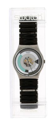 une photo d'une montre en noir et blanc dans une boîte transparente