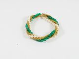 un gros plan d'un bracelet vert et blanc posé sur une surface blanche
