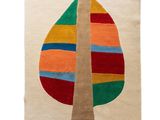 un tapis coloré représentant un arbre sur fond blanc
