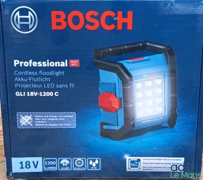 La boîte d'une lampe de travail LED Bosch Professional est posée sur une table