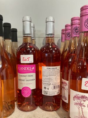 plusieurs bouteilles de vin sont alignées sur un comptoir