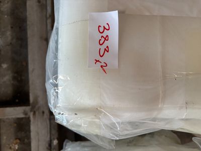 un sac de riz posé sur une table en bois