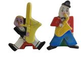 deux figurines représentant un homme jouant de la trompette et un homme jouant de la trompette