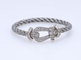 un bracelet en argent muni d'une boucle et orné de diamants sur fond blanc