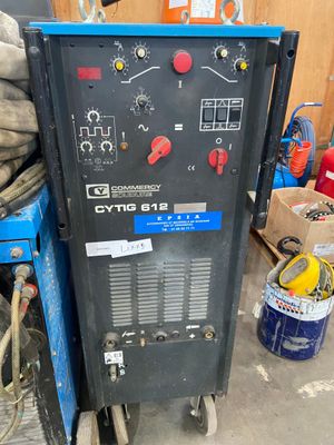 a machine that is sitting on the floor in the garage
