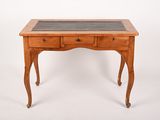 une petite table en bois avec un plateau en marbre
