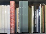 plusieurs livres qui se trouvent ensemble sur une étagère