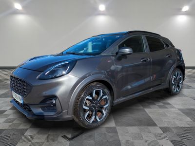 Une Ford Kad grise est garée sur un sol à damier.