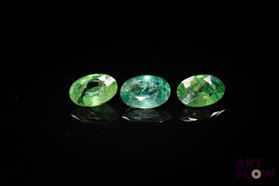 trois tourmalines vertes sur un fond noir
