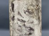 l'image d'un objet blanc de forme carrée posé sur une surface grise