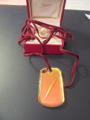 une petite plaque d'identité posée sur une table
