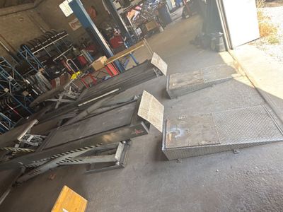 de nombreux morceaux de métal par terre dans le garage