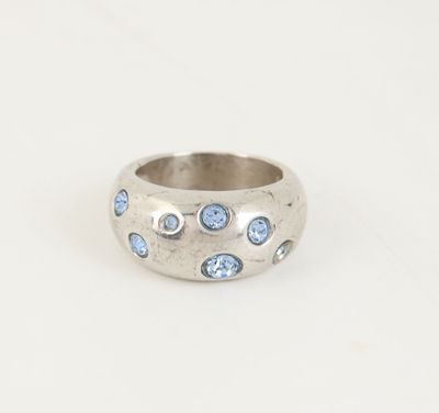 un gros plan d'une bague en argent sertie de pierres bleues