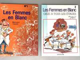 deux livres posés sur une table