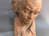 sculpture représentant le buste d'un homme en costume-cravate
