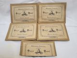 quatre cartes sur lesquelles figure l'image d'un avion, posées sur une table
