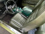 une voiture verte avec des sièges en cuir et un volant