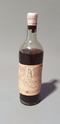 une bouteille de vin posée sur une table