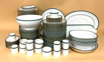 beaucoup d'assiettes et de tasses posées sur la table