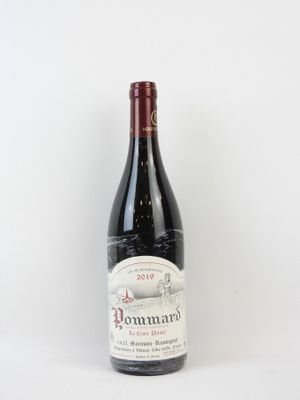 la bouteille de vin est posée sur une surface blanche