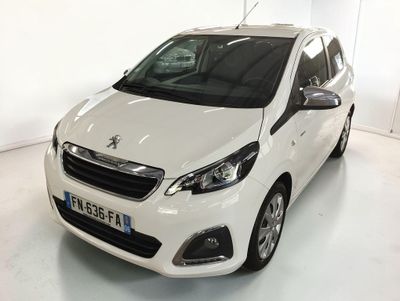 La petite voiture blanche est garée dans la pièce blanche.