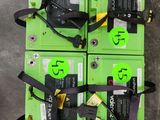 quatre piles vertes sont empilées les unes sur les autres