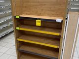 des rayons dans un magasin sur lesquels se trouvent plusieurs articles vides