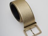 une ceinture dorée avec une boucle en métal sur fond blanc