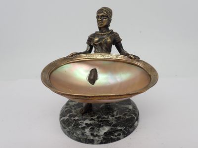 Antillaise, épreuve en bronze à patine dorée, argentée, et n…