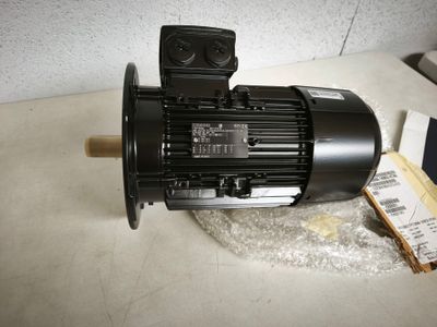 un gros plan d'un moteur électrique posé sur une table