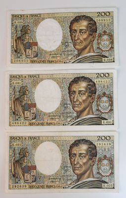 trois feuilles de papier sur lesquelles figurent les portraits d'un homme et d'une femme