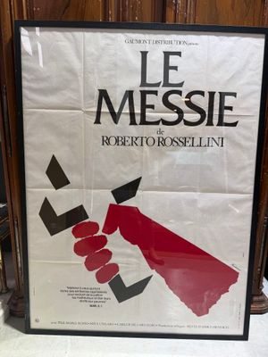 L'affiche du film « Le Messie » est accrochée au mur.
