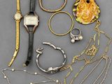 un assortiment de bijoux comprenant une montre, des bracelets et des bagues