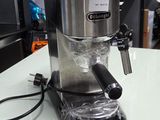 une cafetière posée sur un comptoir