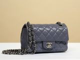 Sac à bandoulière matelassé en cuir d'agneau Chanel avec chaîne