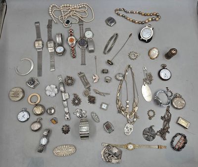 de nombreux types de montres et de bracelets sur la table